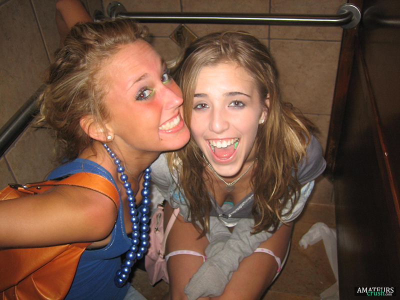 Girls Peeing Caught! - 31 Embarrassing Teens/College Girls Moment pic pic
