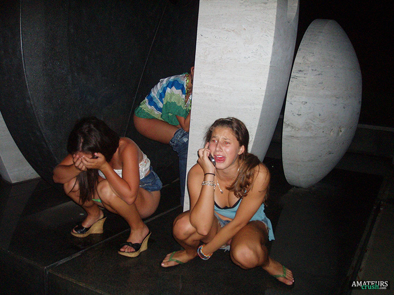 Girls Peeing Caught! - 31 Embarrassing Teens/College Girls ...