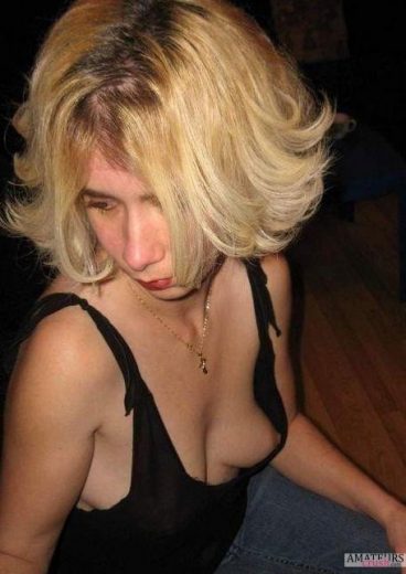 Sexy blonde peek in down blouse in her black top showing her nipple