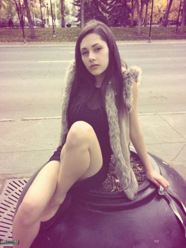 Outdoor public Avari camgirl sitting and posing for picture