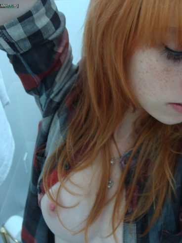 Hot redhead freckled in teen nude selfies