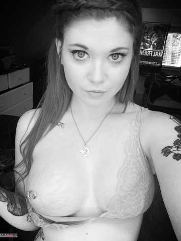 Sexy natural hot redhead with big boob showing veins selfie
