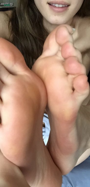 Feet fetish selfie of super hot DaddysAnalLover MILF