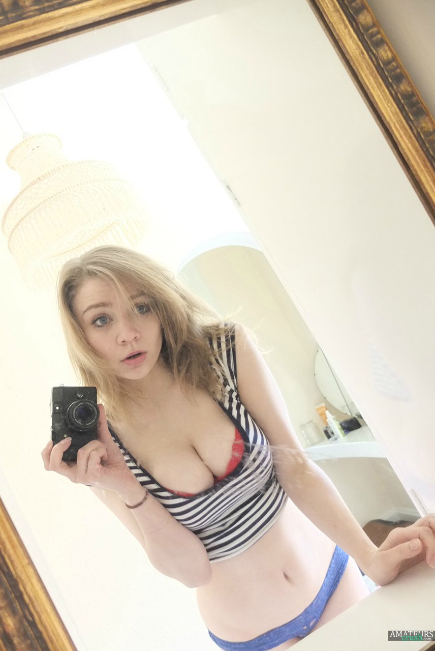boobs cleavage selfie