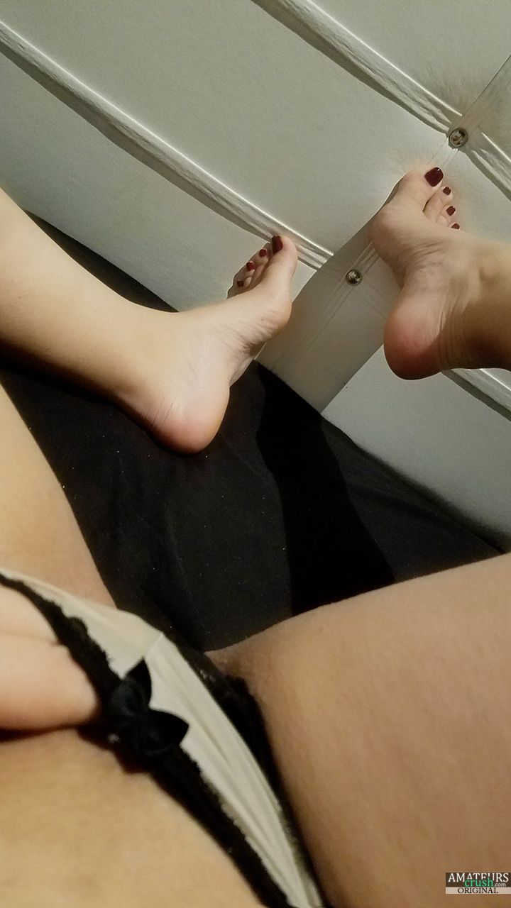 amateur legs up pussy selfie