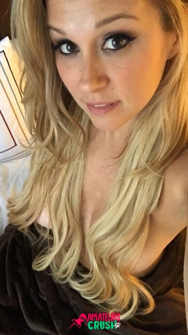 Young sexy blonde curvy webcam babe selfie homemade leaks