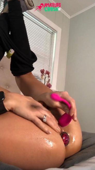 Wet MILF pussy ass vibrator buttplug tease pic