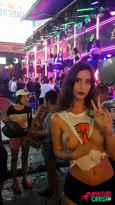 Gogobar seins nus en vacances en Thaïlande photo