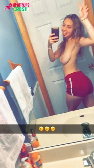 teasing girlfriend naked boobs selfie leaked