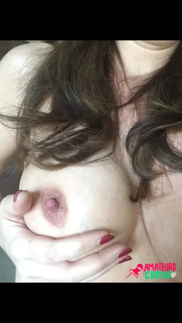 nice UK Milfy boob nude pic