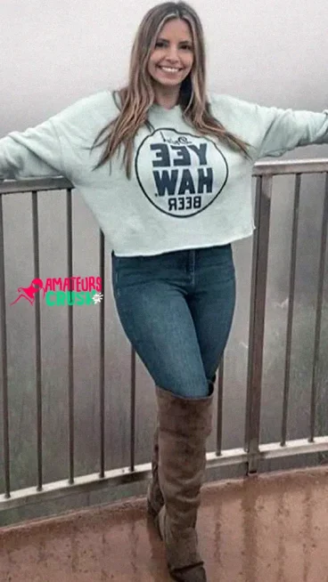 babe Steph big titted sweater porn MILF wife huge boobs nudes