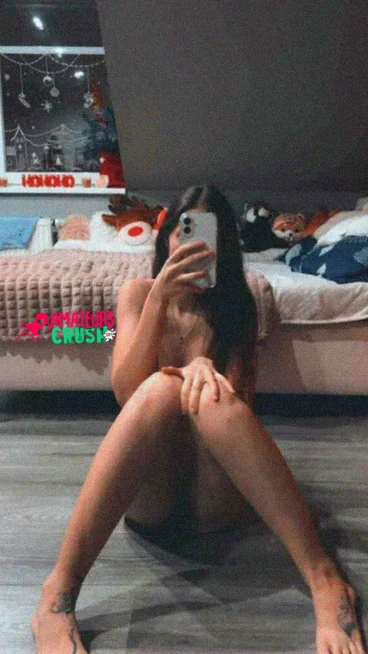 homemade amateur girlfriend Lucy spreading her legs teasers